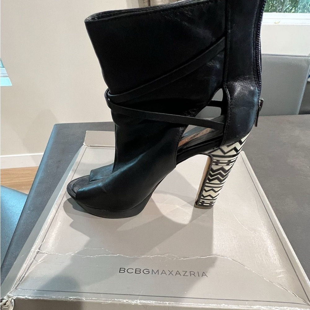 BCBG MAXAZRIA Bootie
Size 10 
Only worn few times